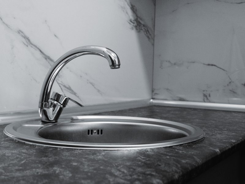 Acide chlorhydrique sur inox : quels dégâts et comment réparer ?