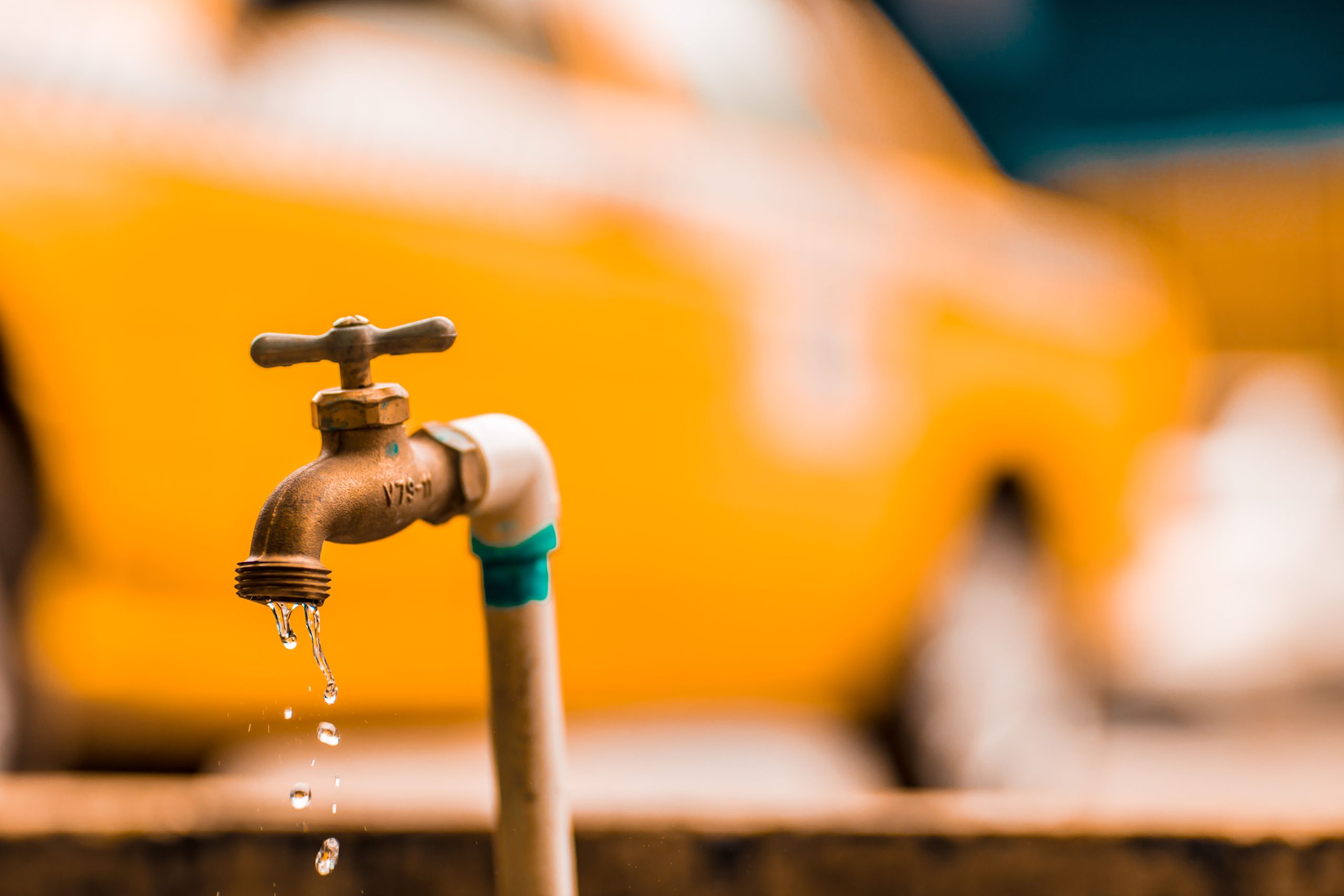 Robinet en laiton avec gouttes d'eau fond jaune