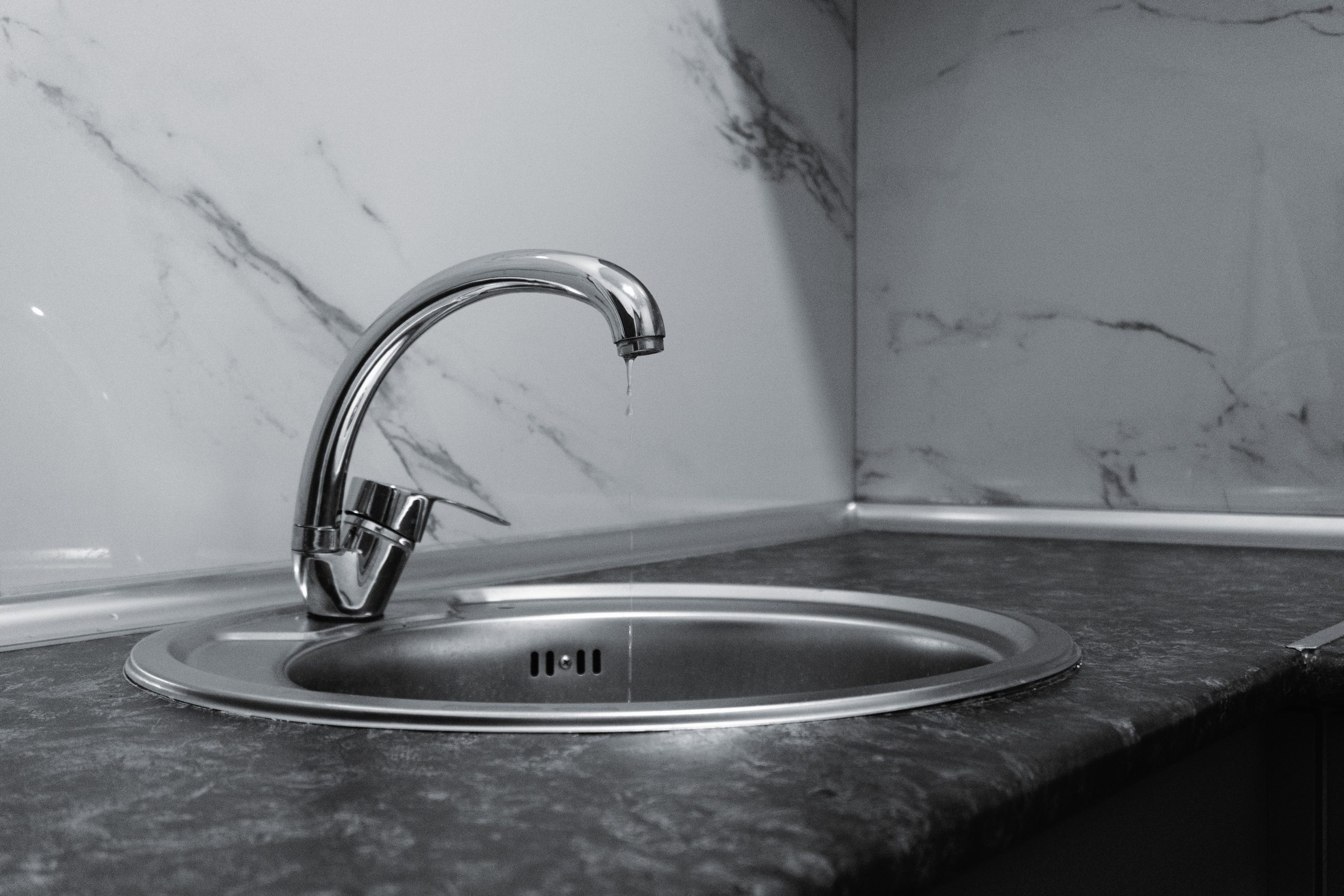Évier moderne chrome design minimaliste eau
