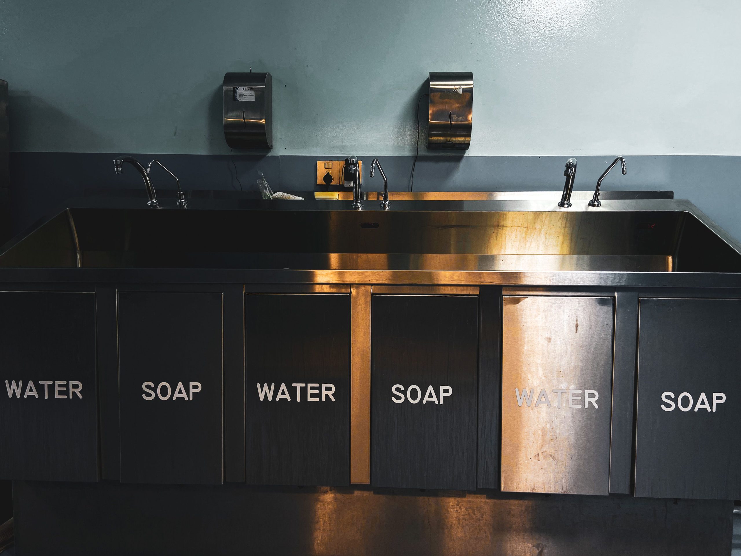 Évier inox industriel avec compartiments eau savon
