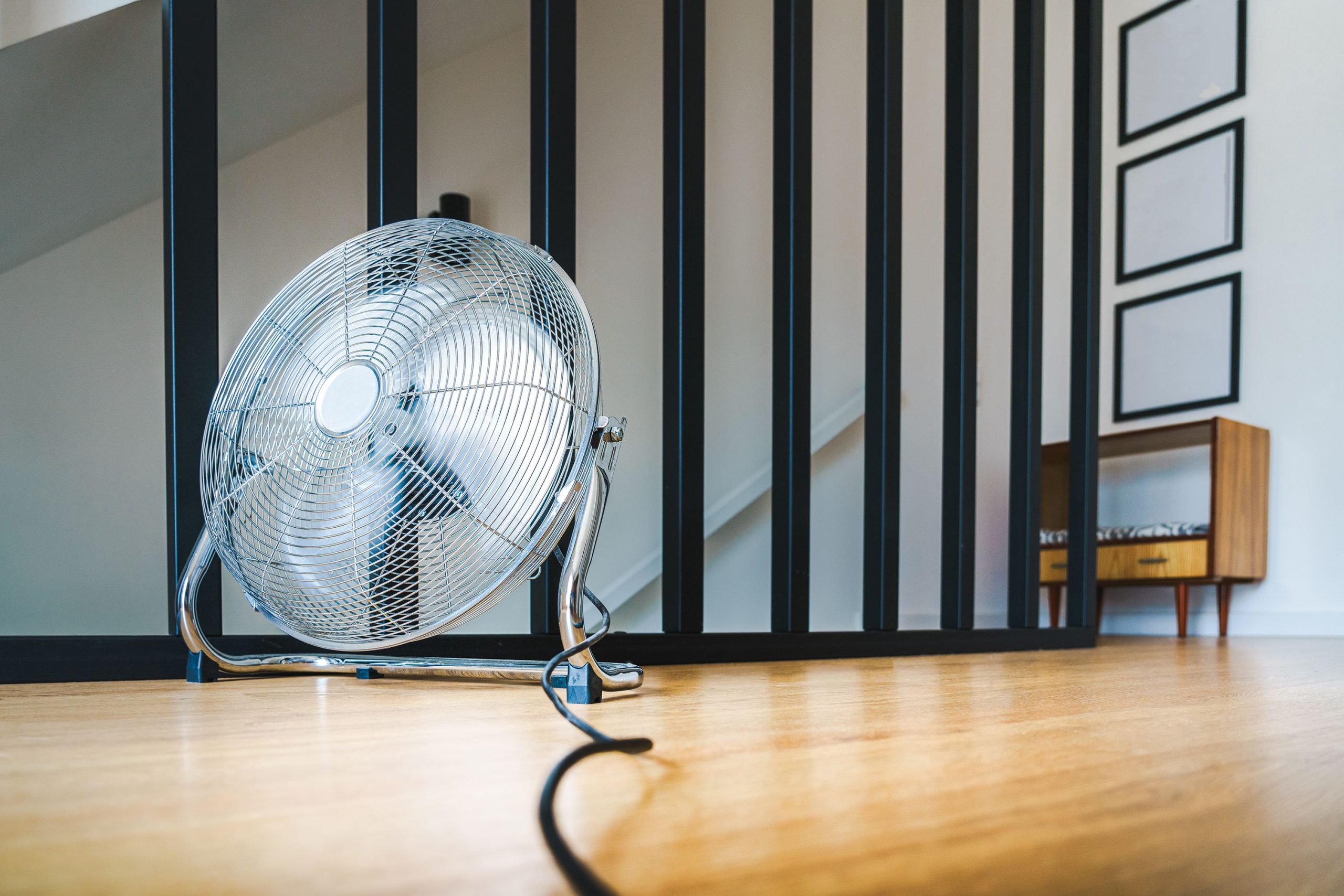 Ventilateur électrique moderne sur sol en bois