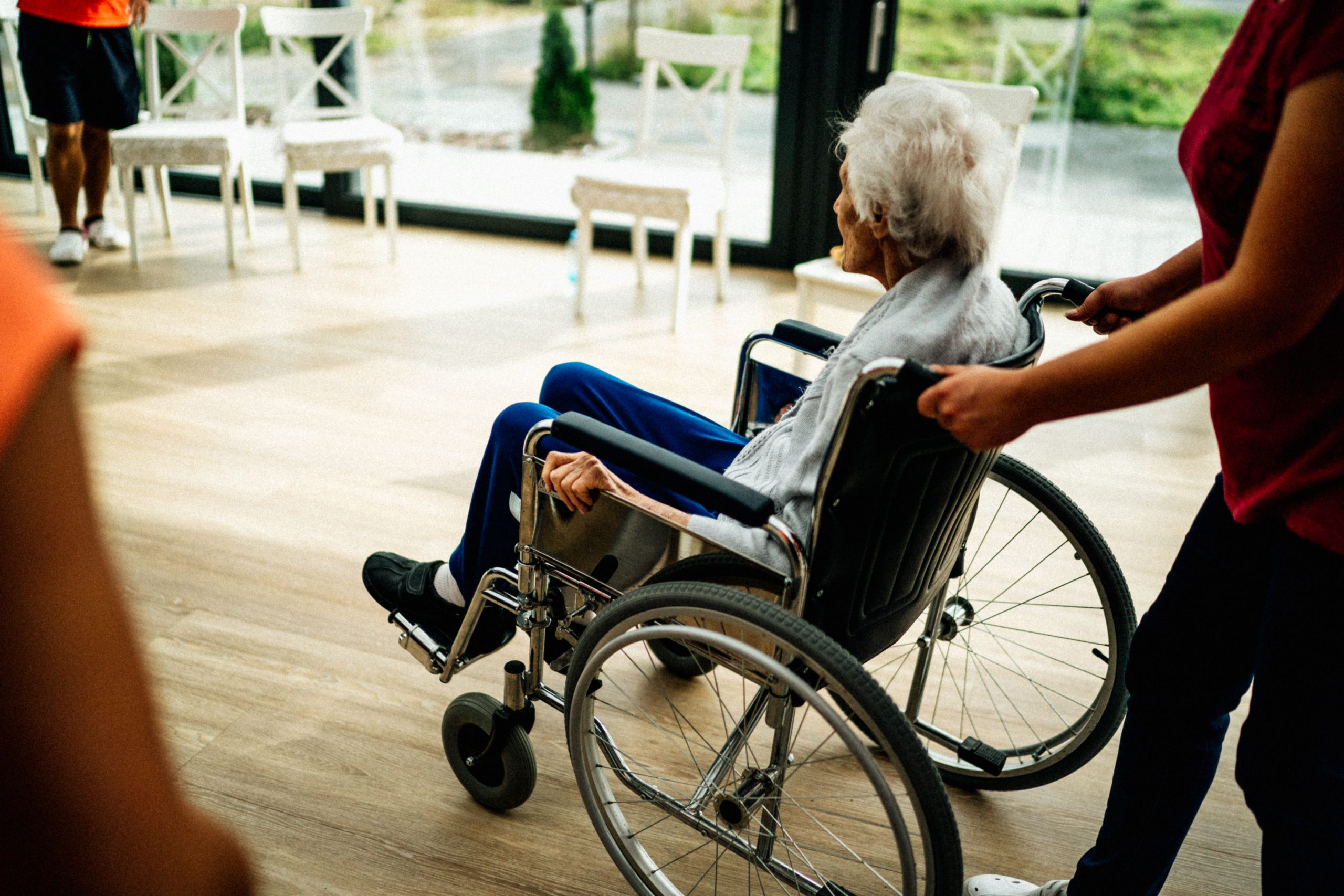Aide-soignant assistant senior en fauteuil roulant EHPAD