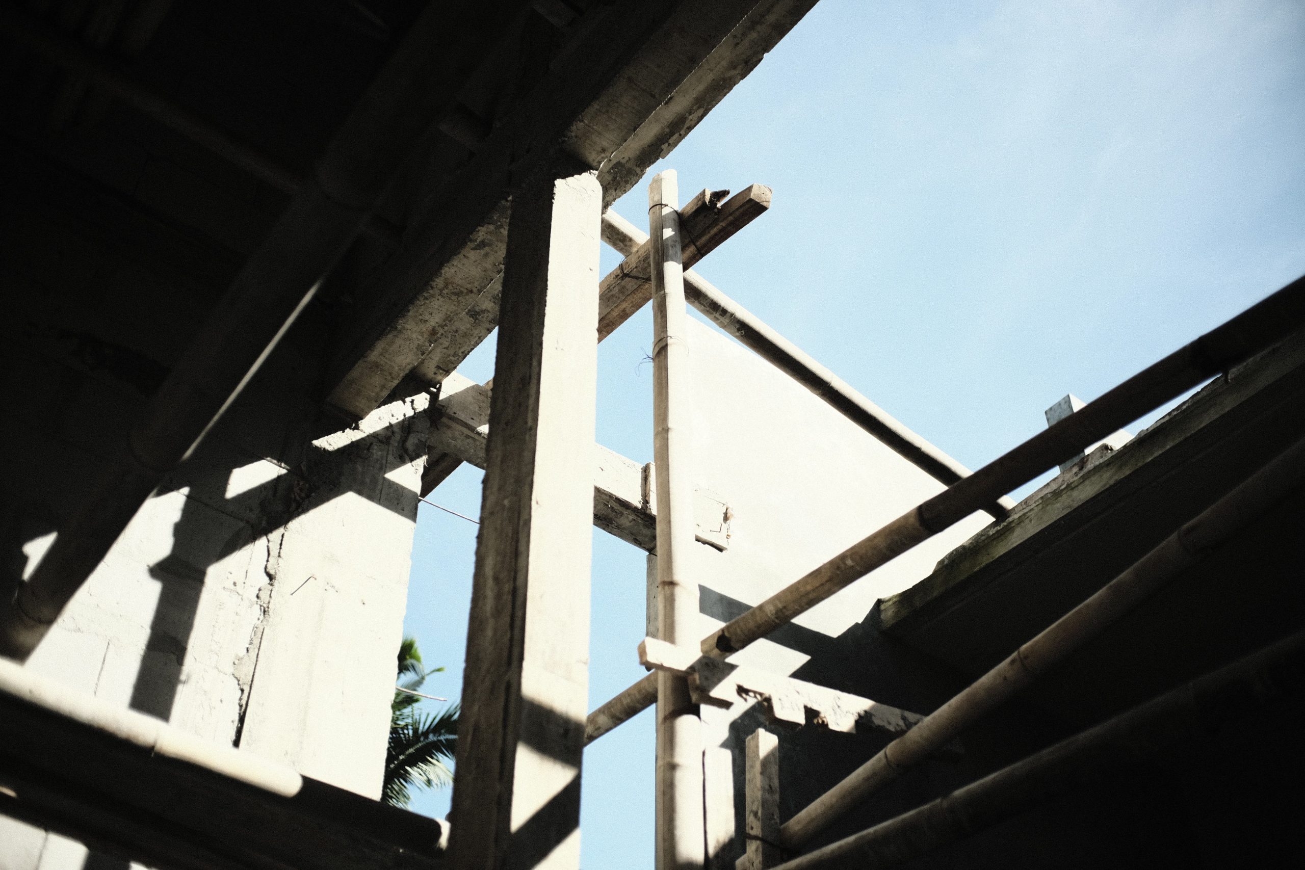 Chantier construction échafaudage béton bois
