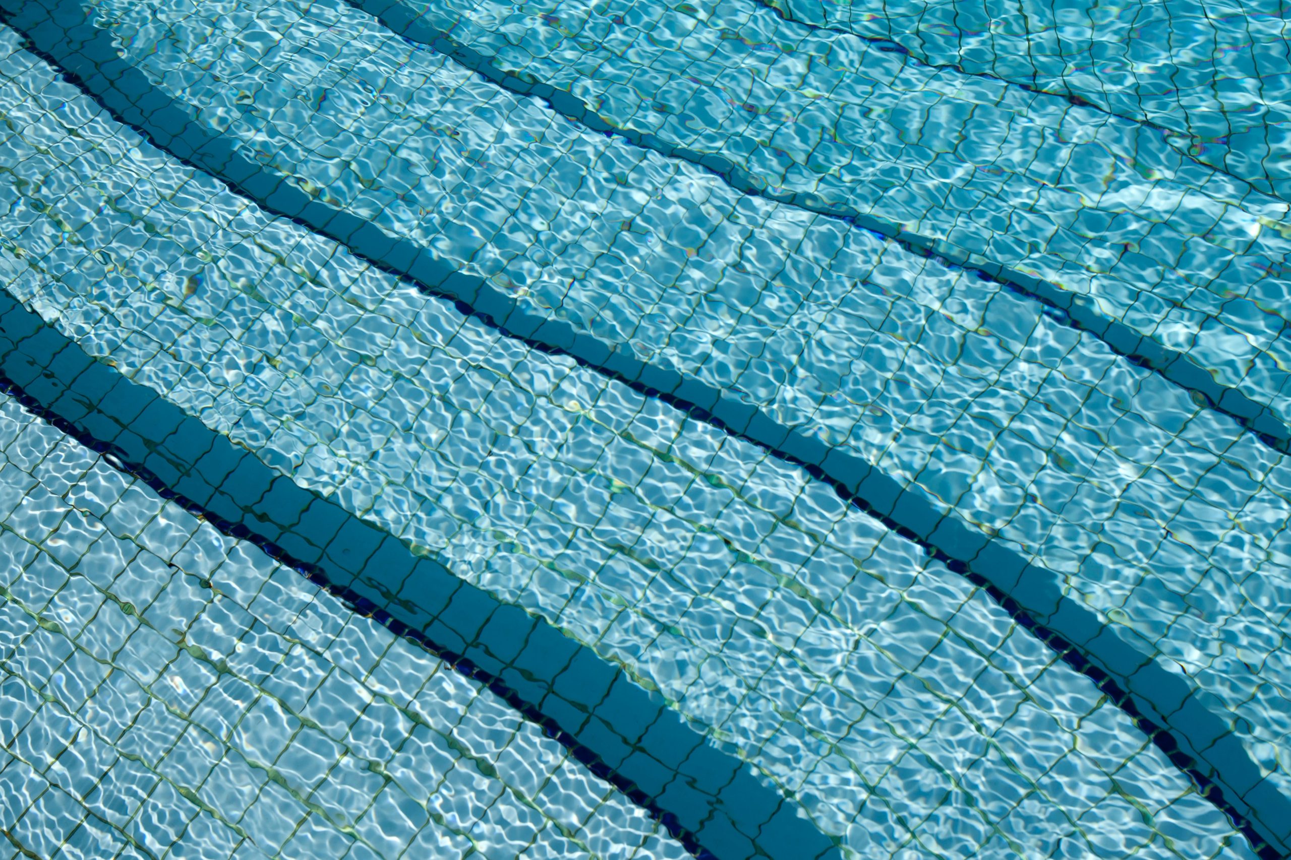 Eau cristalline piscine surface carrelée