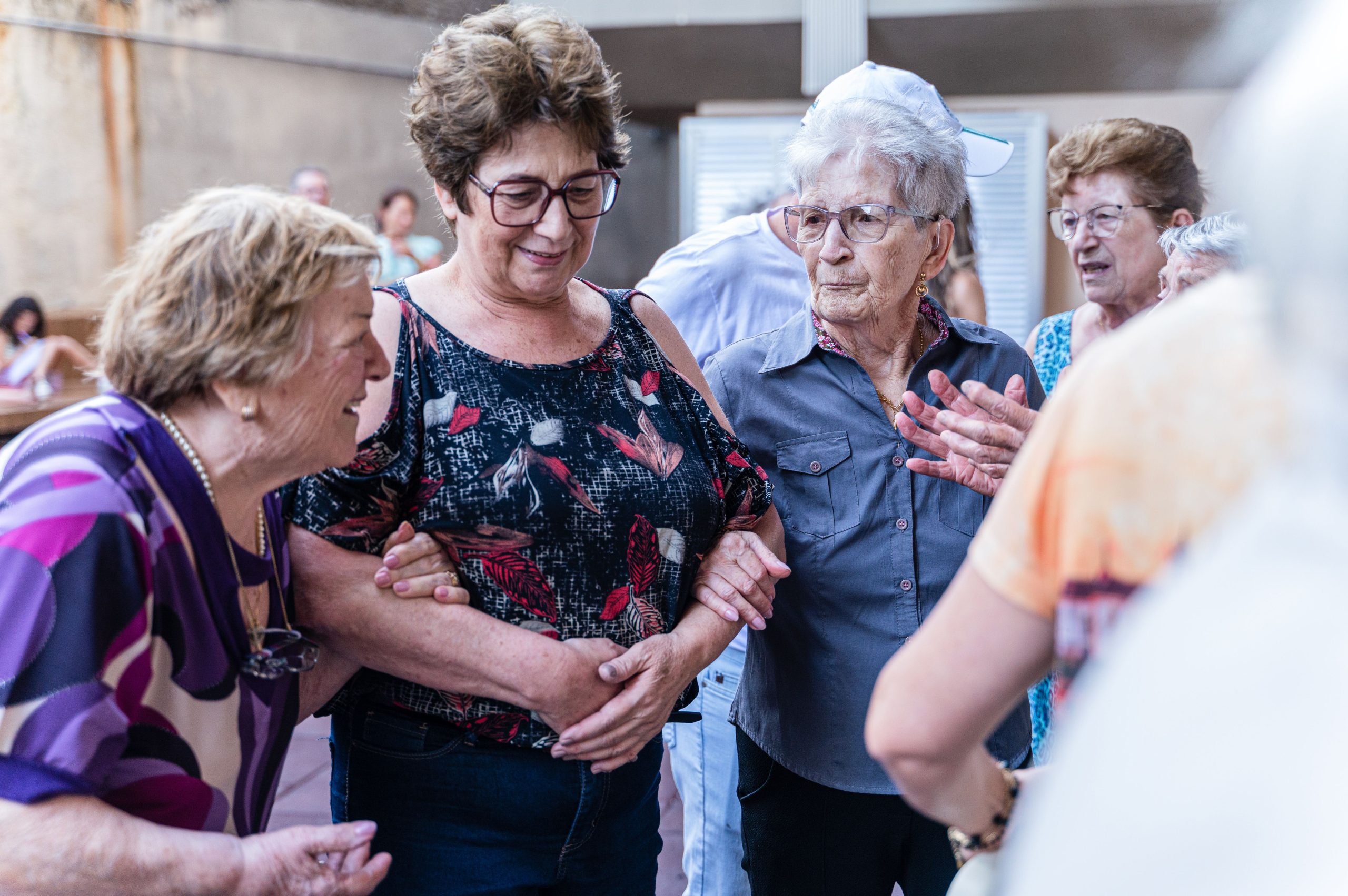 Femmes âgées partageant convivialité et sourires ensemble