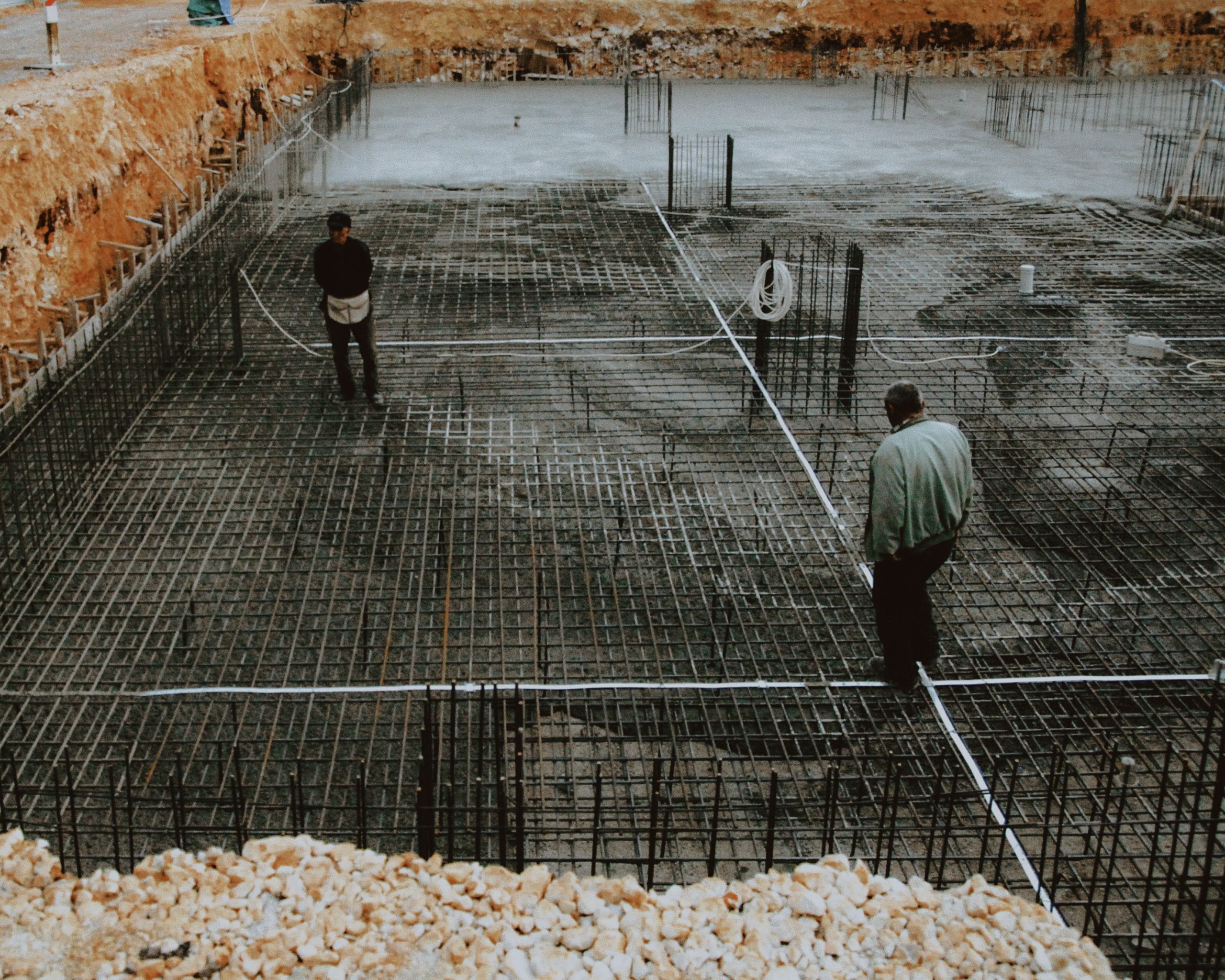 Ouvriers inspectant fondation grillage ferraillage