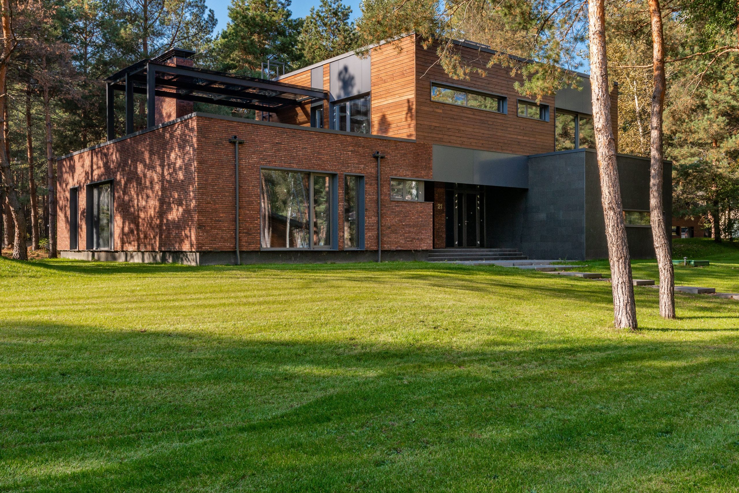 Maison contemporaine entourée de verdure