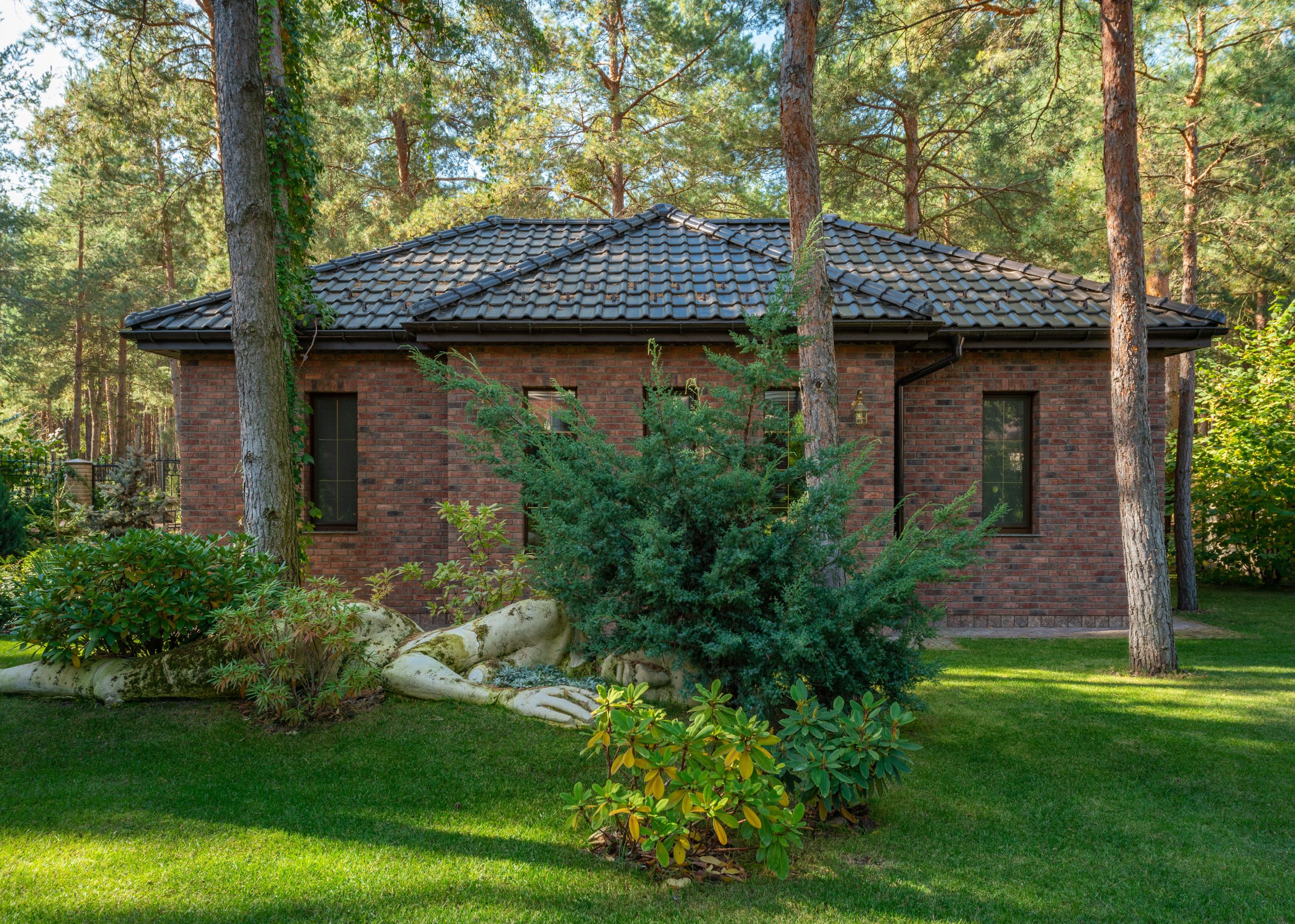Maison moderne brick dans environnement forestier