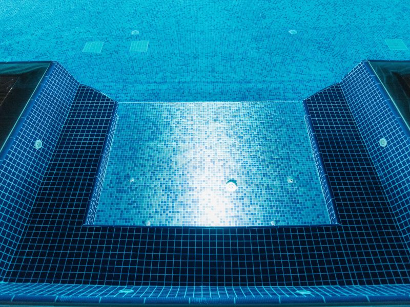 Le puits de décompression piscine, à quoi ça sert vraiment ?