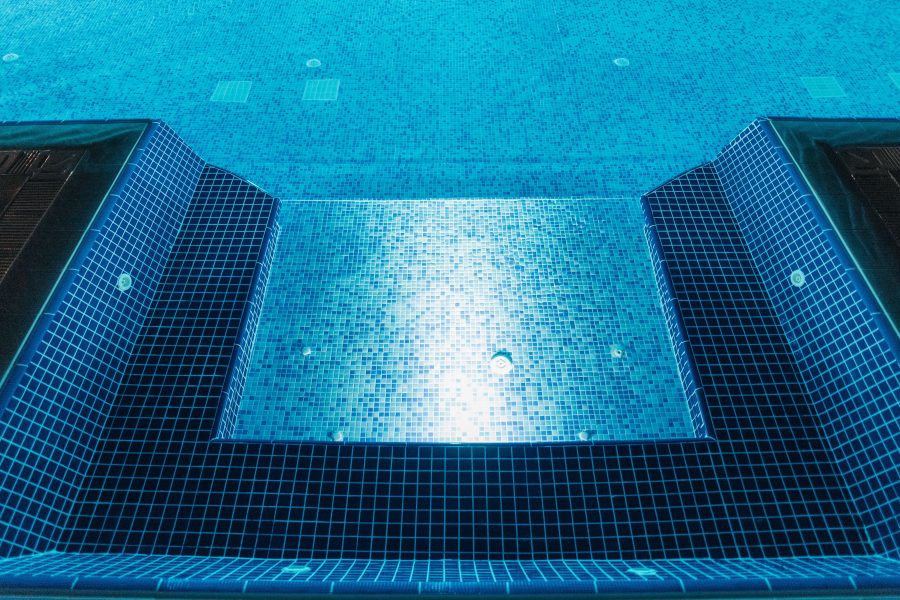 Le puits de décompression piscine, à quoi ça sert vraiment ?