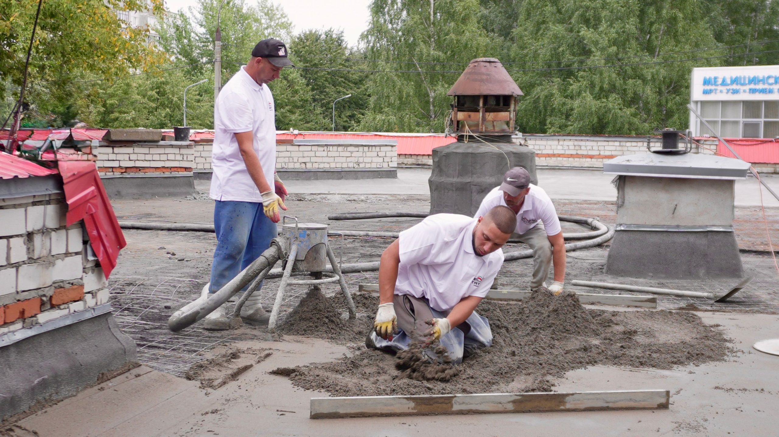 Équipe coulant béton chantier construction