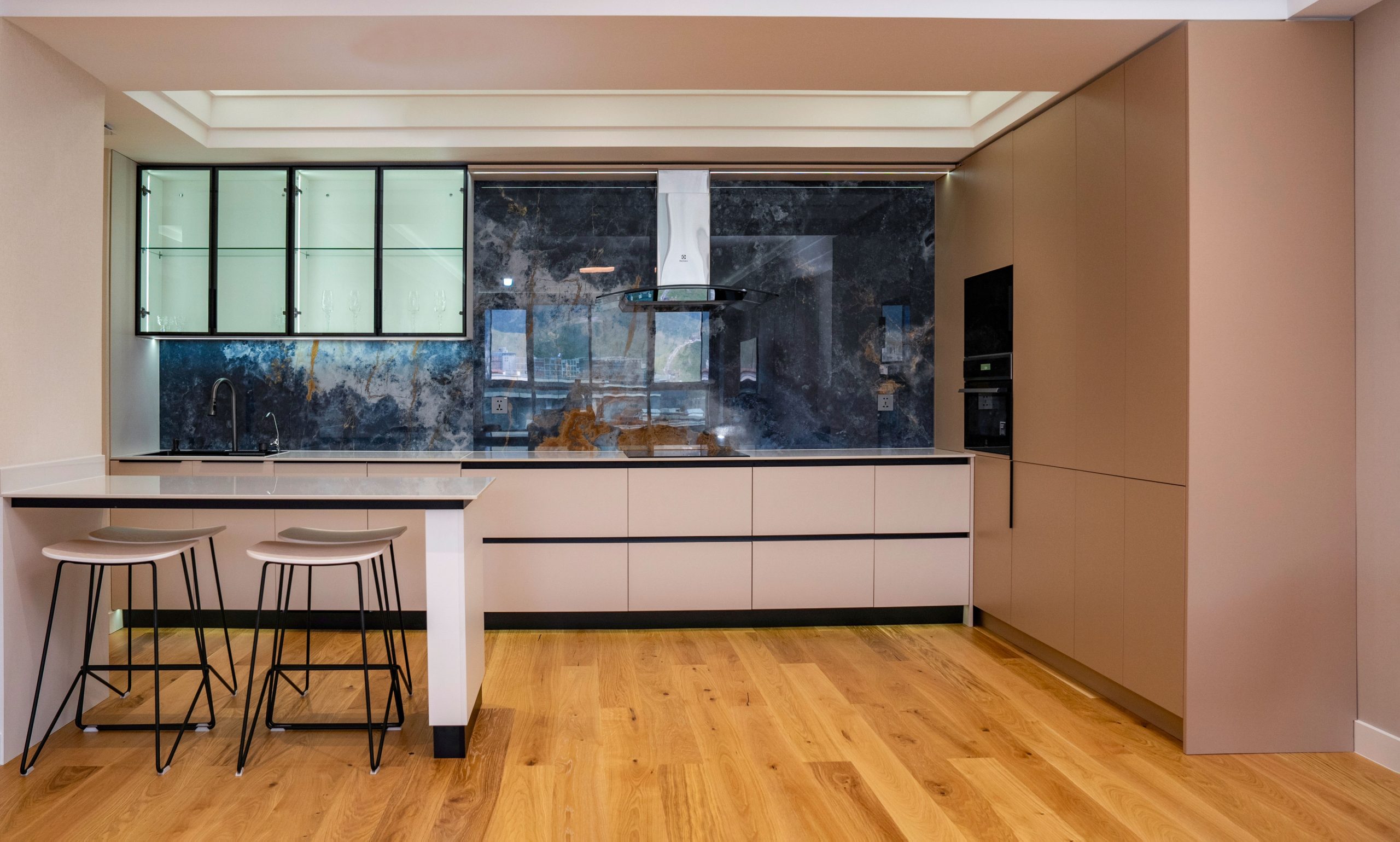 Cuisine luxueuse moderne avec îlot et style scandinave