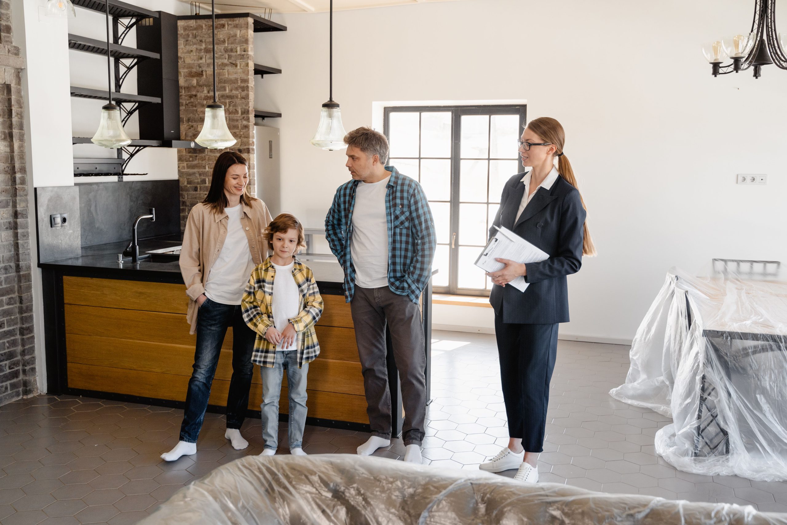 Famille découvre nouvelle maison agent immobilier