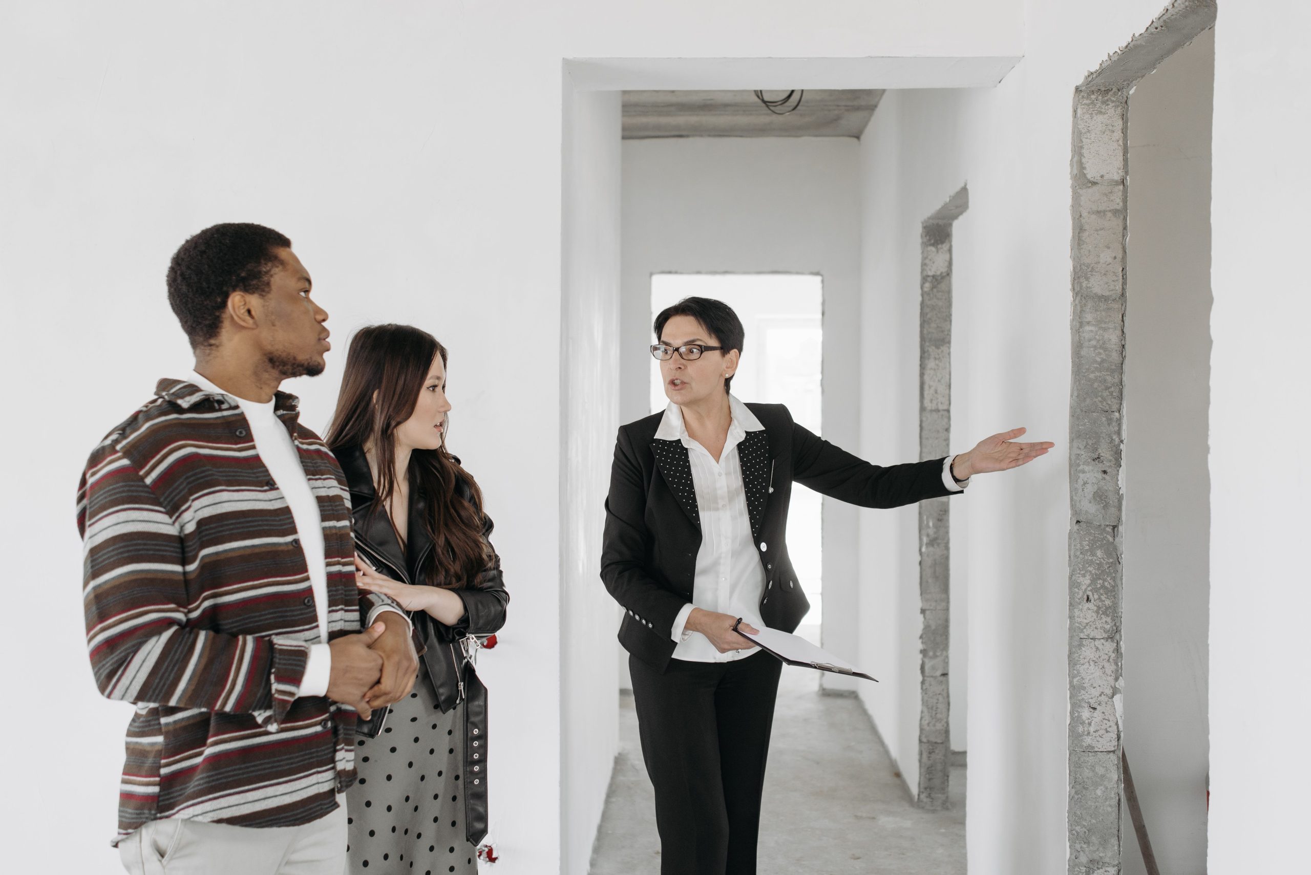 Agent immobilier présente maison couple acheteurs