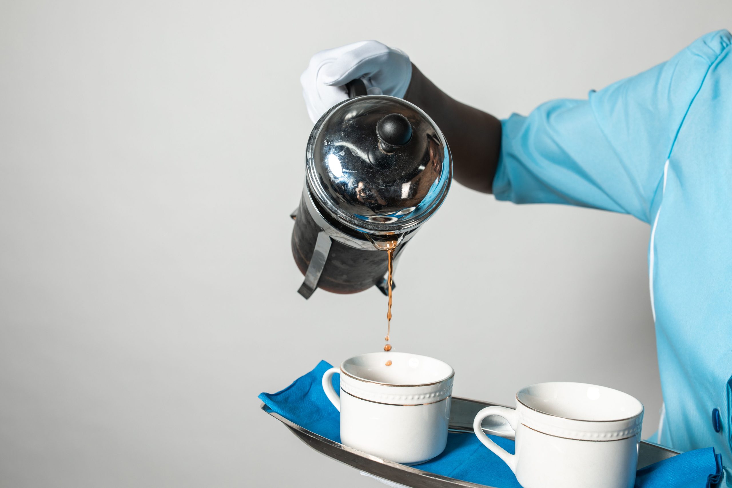 Personne versant le café de la cafetière à piston